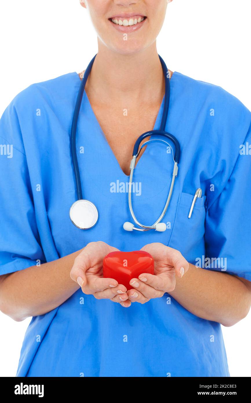 Kardiologie ist ihre Leidenschaft. Nahaufnahme eines Chirurgen, der ein Herz in den Händen hält. Stockfoto