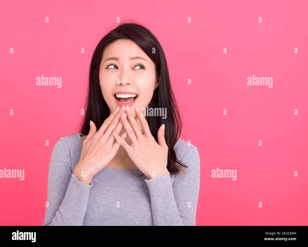 Überraschte Frau mit geöffnetem Mund und großen Augen Stockfoto