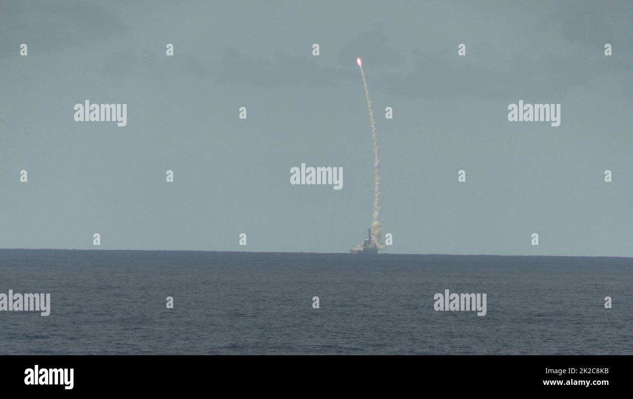 220918-N-NO820-1001 OSTPAZIFISCHER OZEAN (SEPT 18, 2022) ein SM-2 BLK IIIA wird während eines Live-Feuerereignisses von Littoral Combat Ship Surface Warfare Advanced Tactical Training (LCS SWATT) am 18. September aus dem vertikalen Vorwärtsstartsystem des Arleigh Burke-Klasse-Lenkraketen-Zerstörers USS Shoup (DDG 86) abgefeuert. LCS SWATT, angeführt von Littoral Combat Ship Squadron ONE unter der Leitung des Naval Surface and Mine Warfighting Development Center, ist die erste fortgeschrittene taktische Trainingsübung der Surface Force, die die Kampffähigkeit und die taktische Kompetenz in allen Bereichen erhöht. (USA Navy-Foto Stockfoto