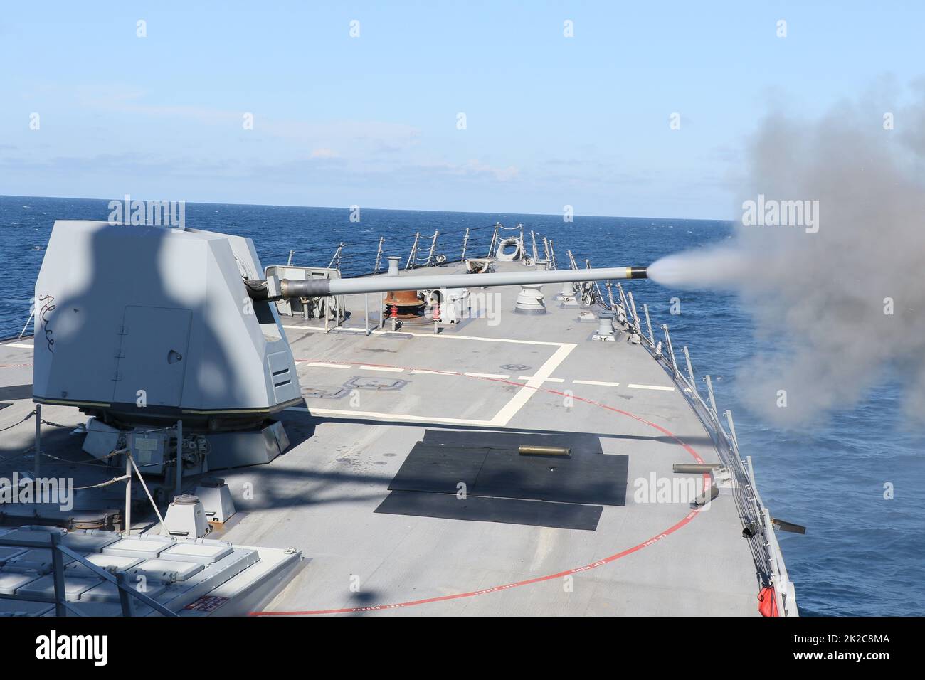 220919-N-NO820-3589 OSTPAZIFISCHER OZEAN (SEPT 19, 2022) Arleigh Burke-Klasse Lenkraketen-Zerstörer USS John Finn's (DDG 113) Mk45 Mod 4 5-Zoll-Kanonenfeuer während einer Littoral Combat Ship Surface Warfare Advanced Tactical Training (LCS SWATT) Live-Fire Übung, September 19. LCS SWATT, angeführt von Littoral Combat Ship Squadron ONE unter der Leitung des Naval Surface and Mine Warfighting Development Center, ist die erste fortgeschrittene taktische Trainingsübung der Surface Force, die die Kampffähigkeit und die taktische Kompetenz in allen Bereichen erhöht. (USA Navy Foto von ENS. Andrew J. Miyashiro) Stockfoto