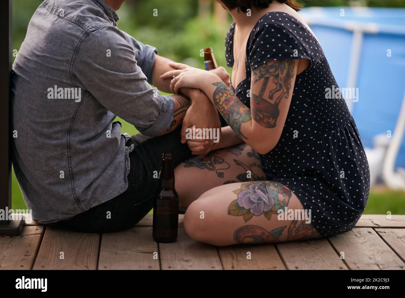 Wie Gefühle aussehen, sind Tattoos. Ein kurzer Schuss eines Tätowierten, der auf der Veranda zusammenhing. Stockfoto