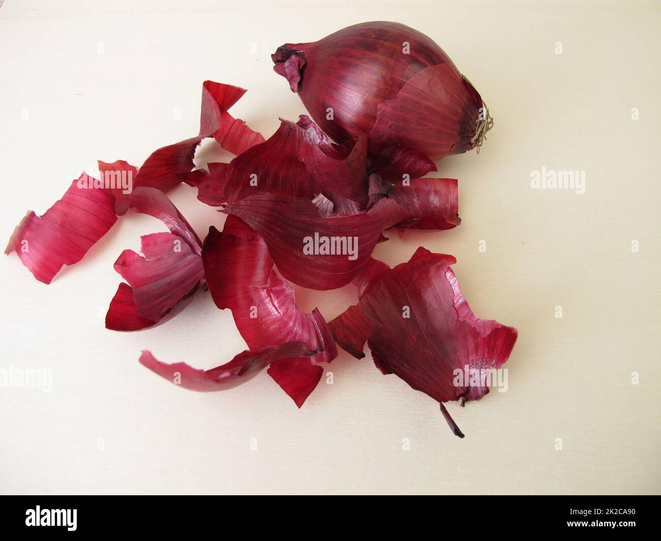 Rote Zwiebelschale für Tee, zum Färben von Ostereiern oder als Pflanzendünger Stockfoto