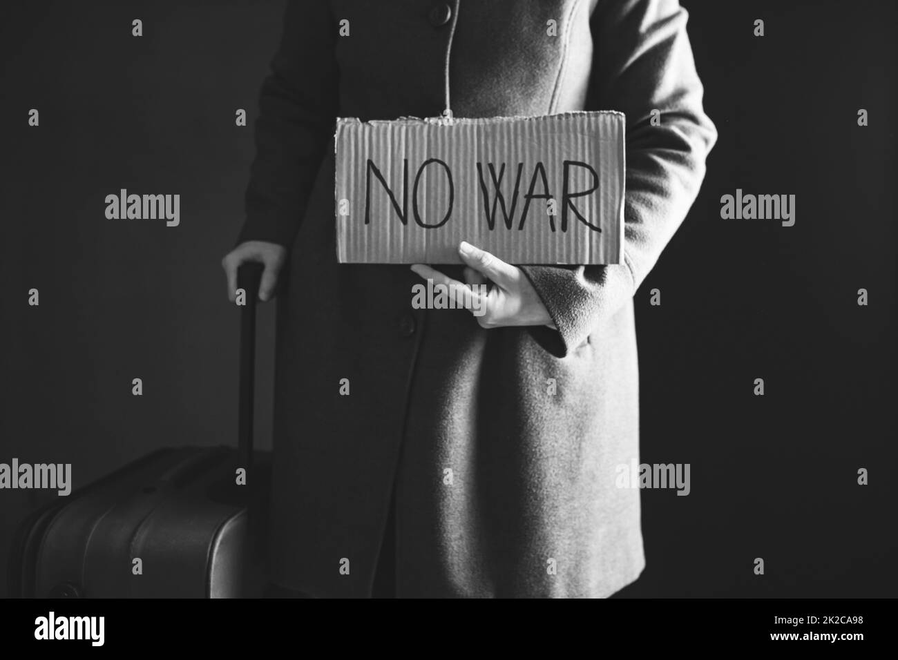 Schutzbedürftige Flüchtlinge. Ukrainisches Protestbanner. Kein Krieg. FriedenshHoffnung. Stockfoto