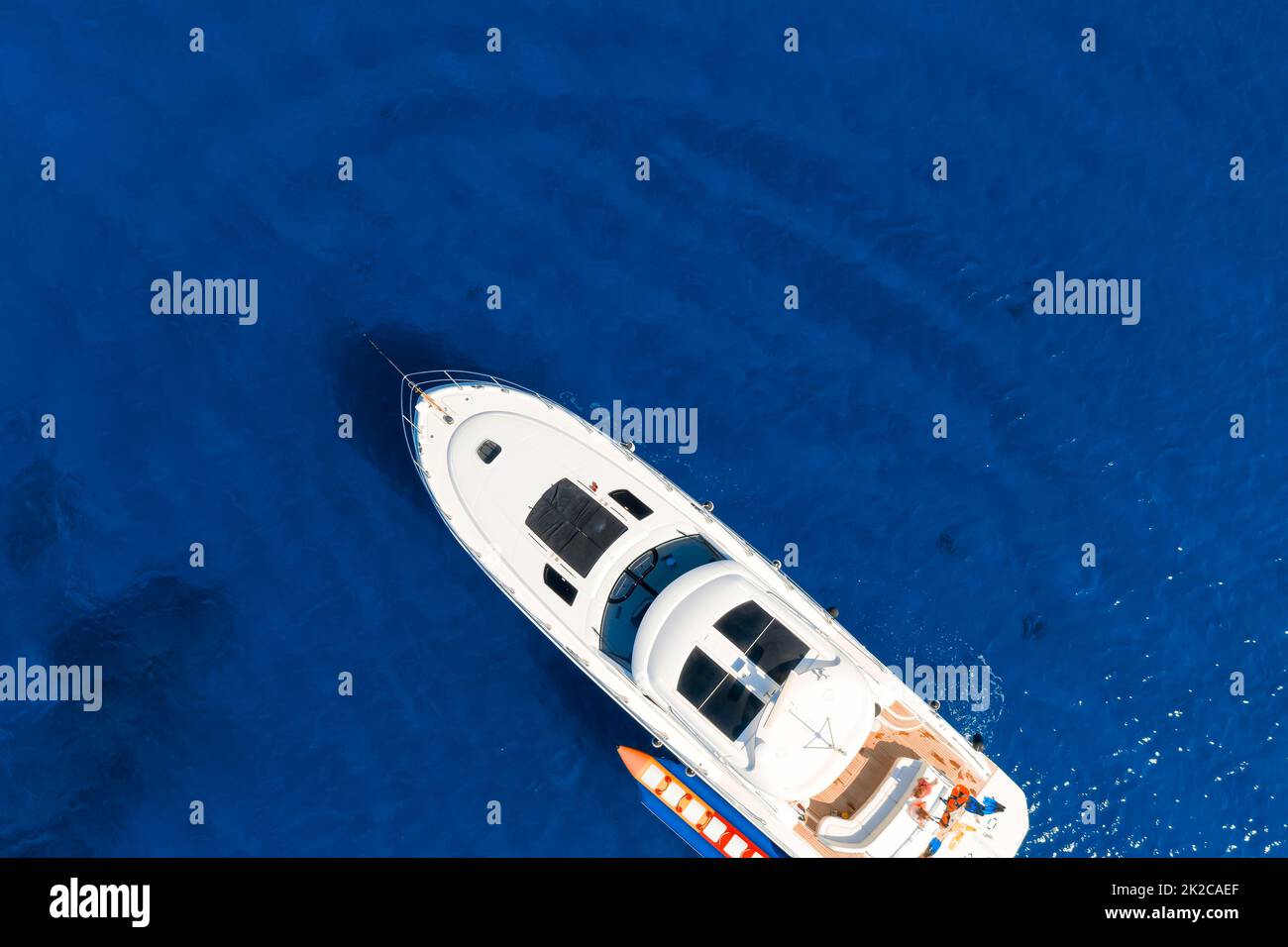Blick von oben auf Yacht im Mittelmeer Stockfoto