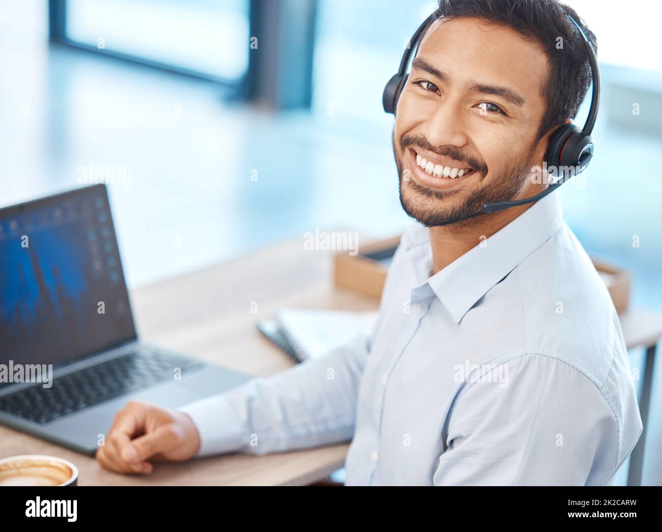 Asiatischer Callcenter-Mitarbeiter mit Headset und Laptop, der für den Support, Telemarketing-Vertrieb und das Beratungsunternehmen arbeitet. Kundendienst des Unternehmens Stockfoto