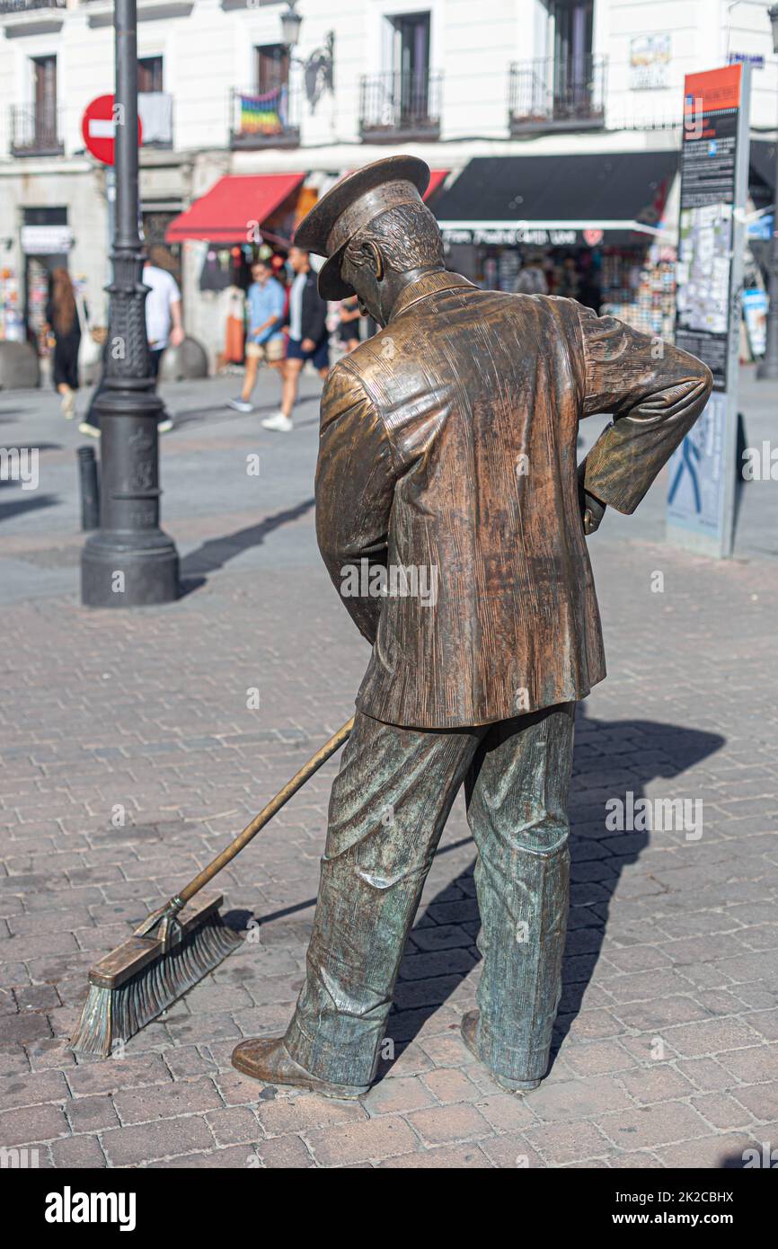 Rückansicht der Statue des madrilenischen Straßenkehrers, Plaza Jacinto Benavente, Madrid, Spanien. Stockfoto