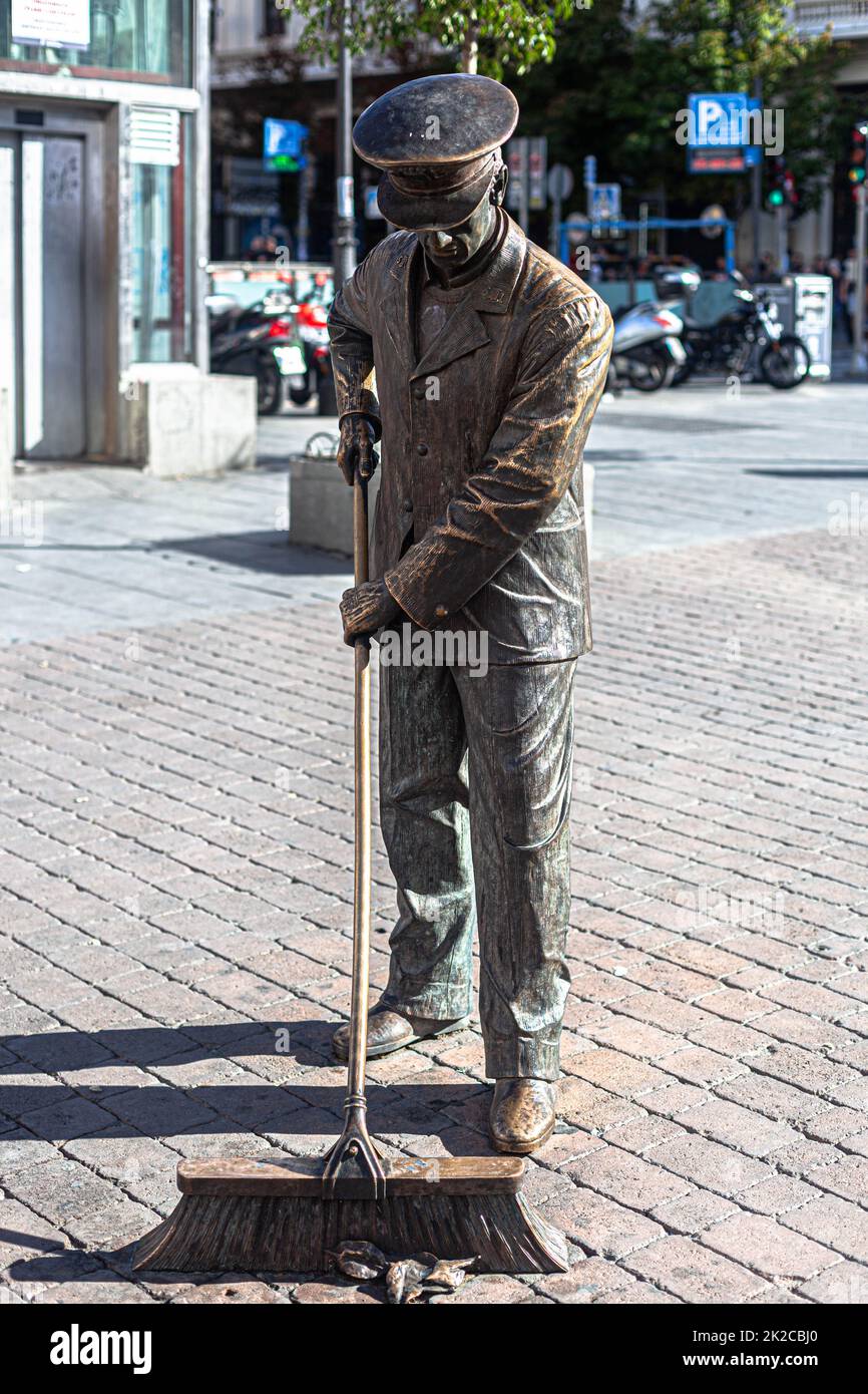 Vorderansicht der Statue des madrilenischen Straßenkehrers, Plaza Jacinto Benavente, Madrid, Spanien. Stockfoto