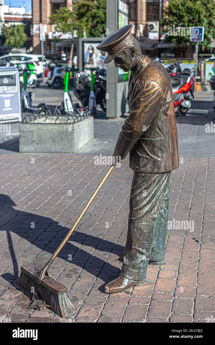 Seitenansicht der Statue des madrilenischen Straßenkehrers, Plaza Jacinto Benavente, Madrid, Spanien. Stockfoto