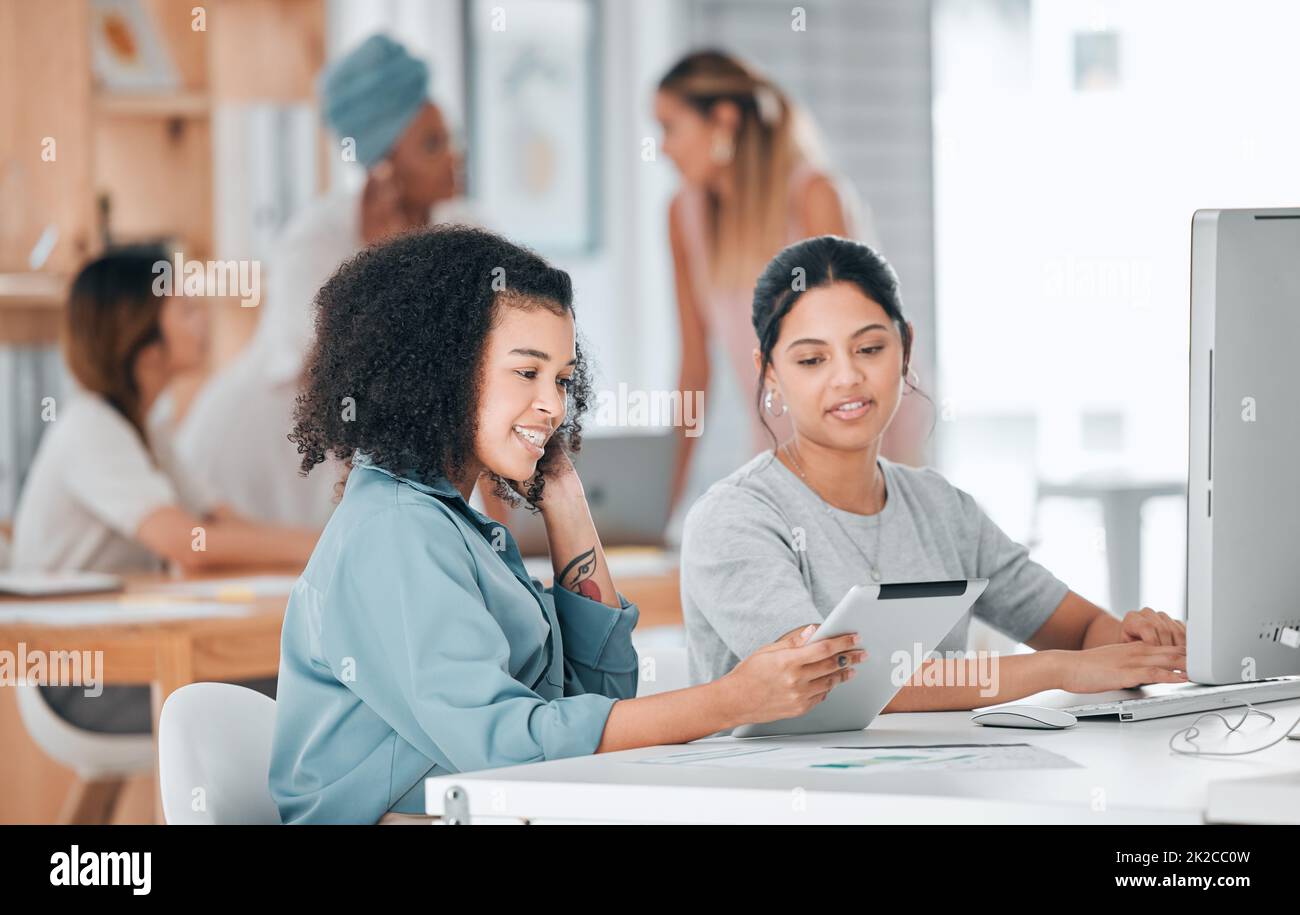 Frauen in der Kreativagentur Planung auf Tablet, Computer und digitaler Technologie für Ideen, Strategie und Projektlösungen im Startup. Teamarbeit von Designern Stockfoto