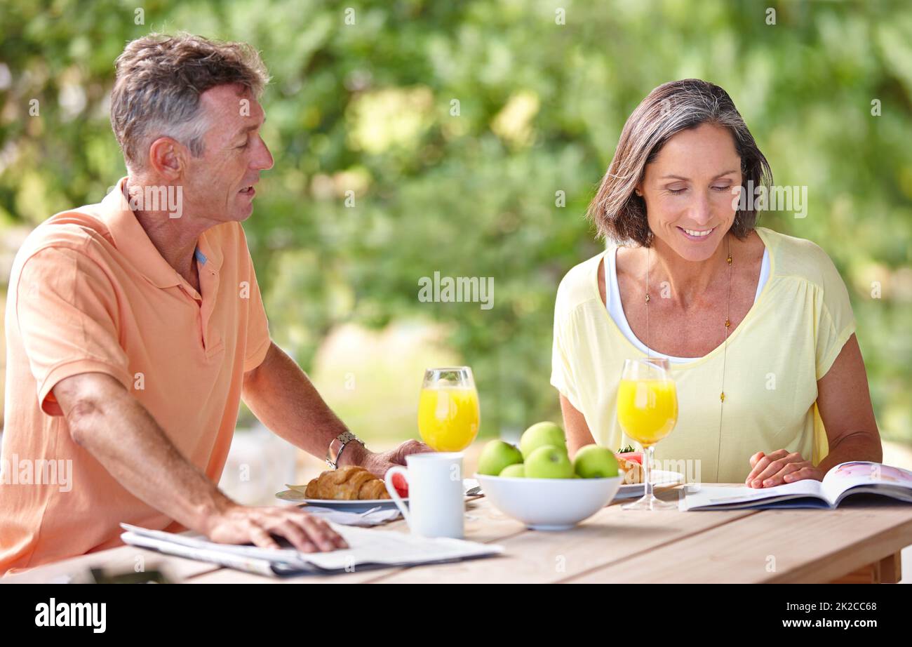 Unterhaltung und Geselligkeit. Aufnahme eines reifen Paares, das im Freien zusammen frühstückte. Stockfoto