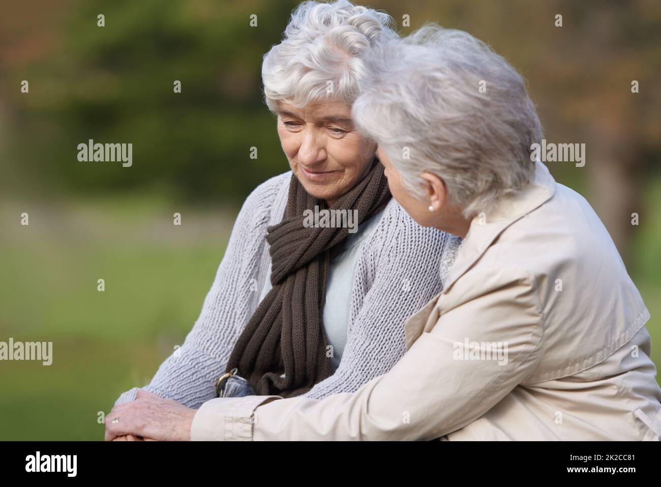 Ich bin für Sie da Beschnittene Ansicht einer älteren Frau, die sich um ihre Freundin kümmert. Stockfoto