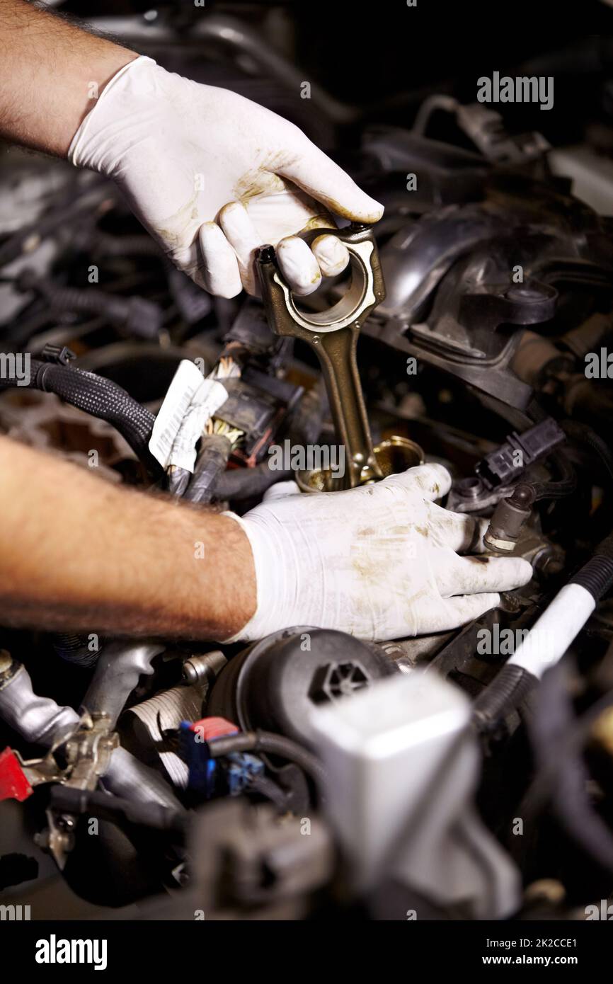 Ihr Auto ist in guten Händen. Zugeschnittenes Bild eines männlichen Mechanikers, der das Öl eines Autos überprüfen soll. Stockfoto