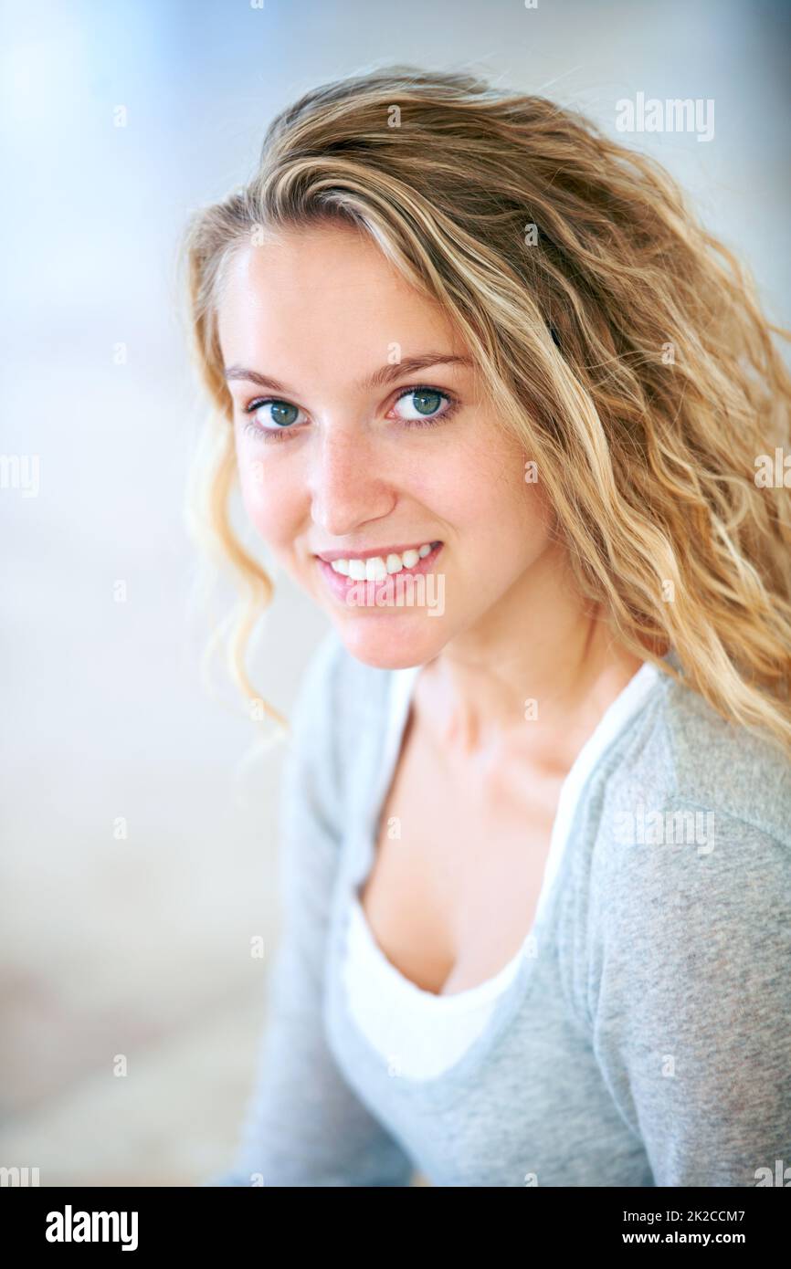 Süß und schön. Porträt einer hübschen jungen Blondine, die Sie süß anlächelt. Stockfoto