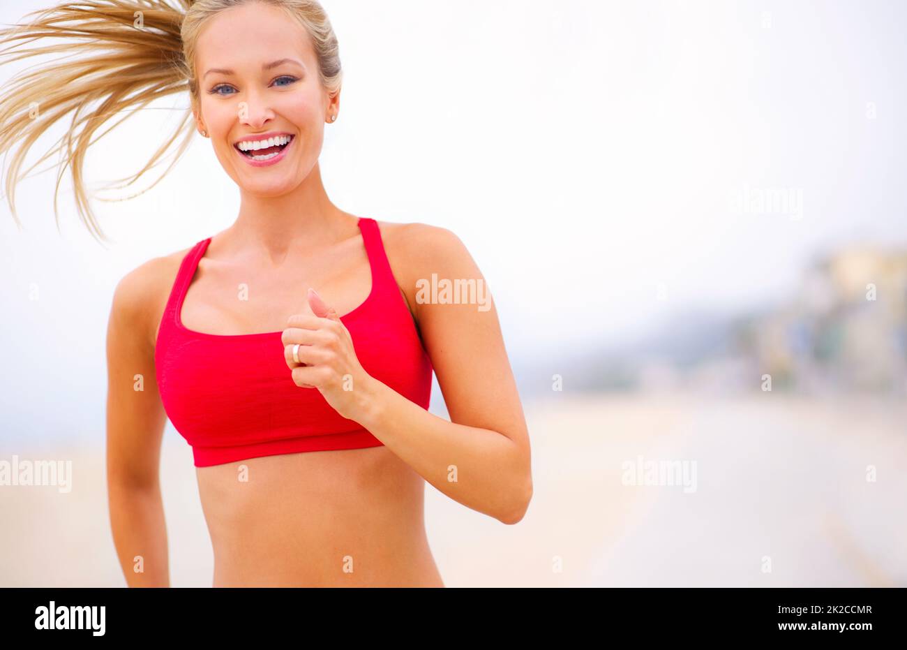 Laufen ist ein Lebensstil. Aufnahme einer jungen Frau, die in der Nähe des Strandes joggt. Stockfoto