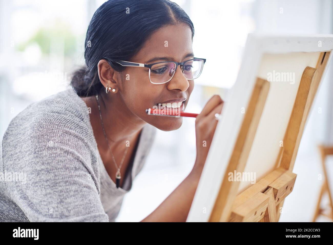 Man muss nicht gut sein, um als Künstler angesehen zu werden. Ausgeschnittene Aufnahme einer schönen jungen Frau, die in einem Kunststudio malt. Stockfoto