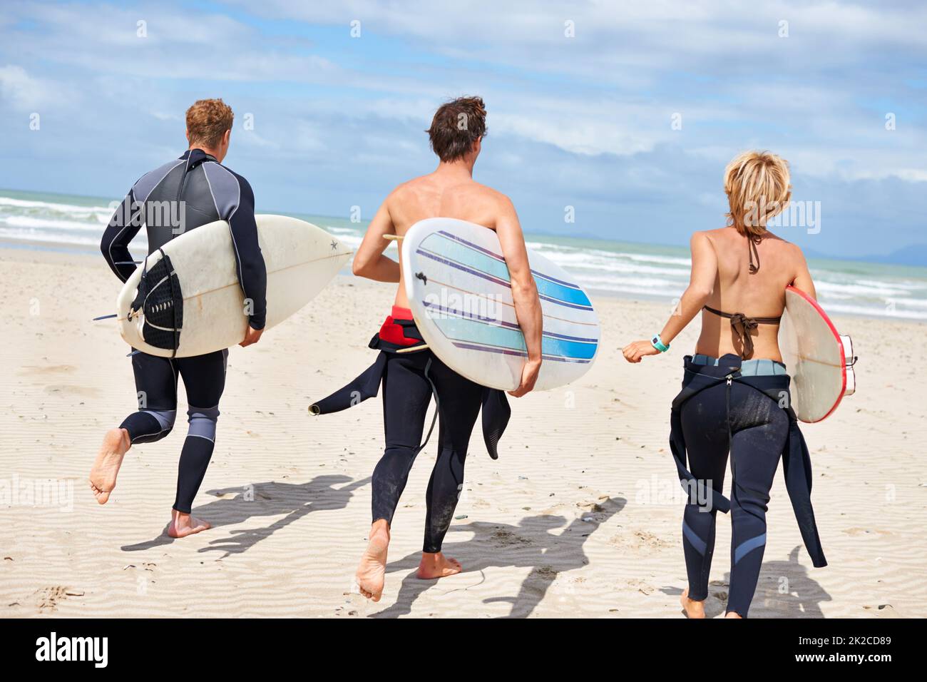 Surfen ist mehr als belebend. Junge Surfer freuten sich über das Schlagen der atemberaubenden Wellen. Stockfoto