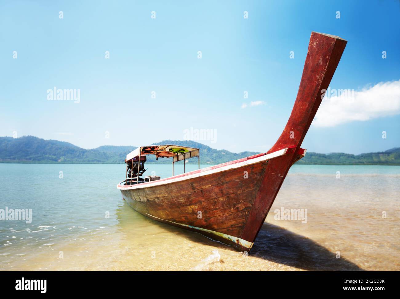Traditionelles thailändisches Boot. Traditionelles thailändisches Langboot am Strand - Thailand. Stockfoto