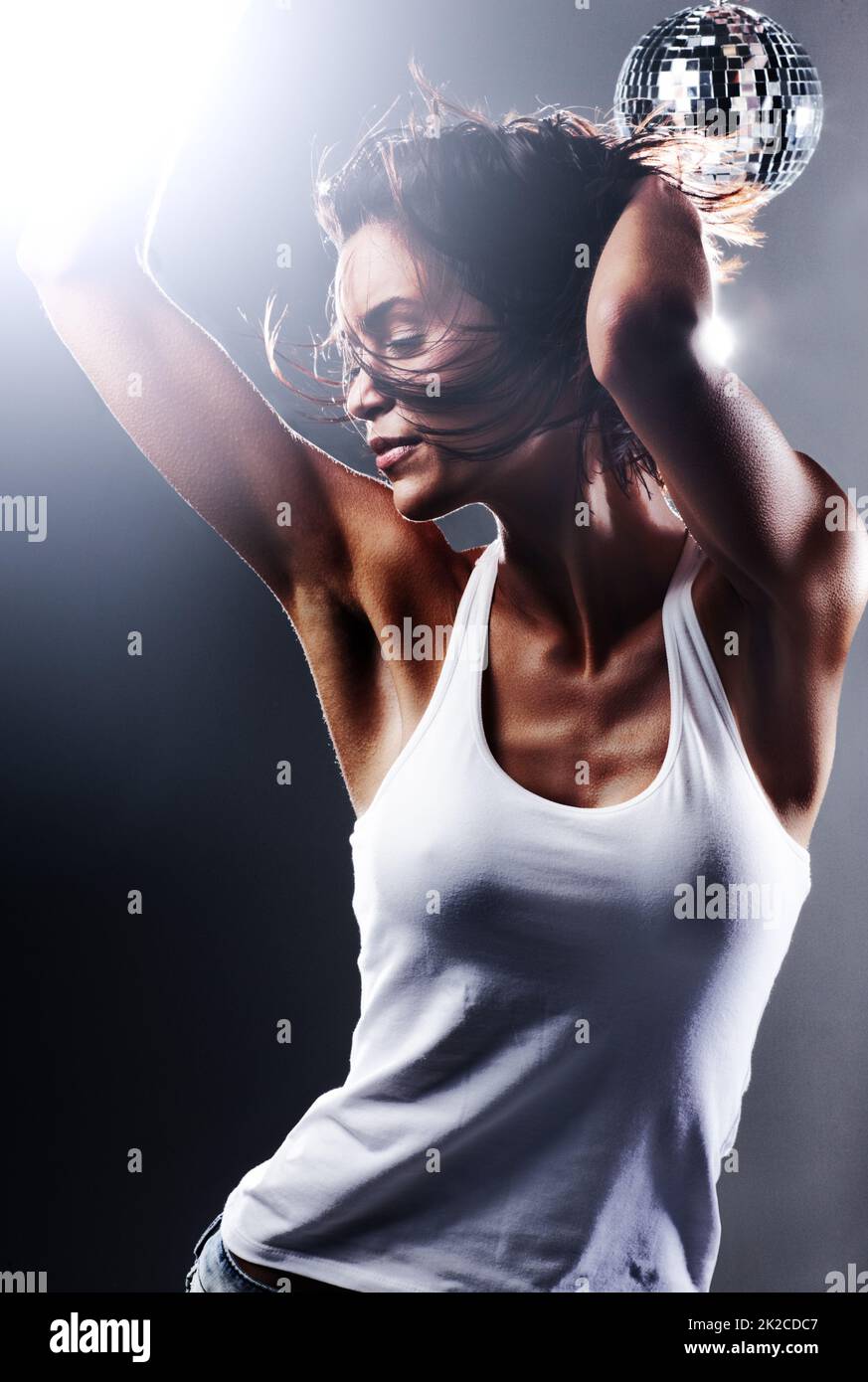 Shes eine Disco-Tänzerin. Eine kurze Aufnahme einer attraktiven jungen Frau, die in völliger Freiheit tanzt. Stockfoto