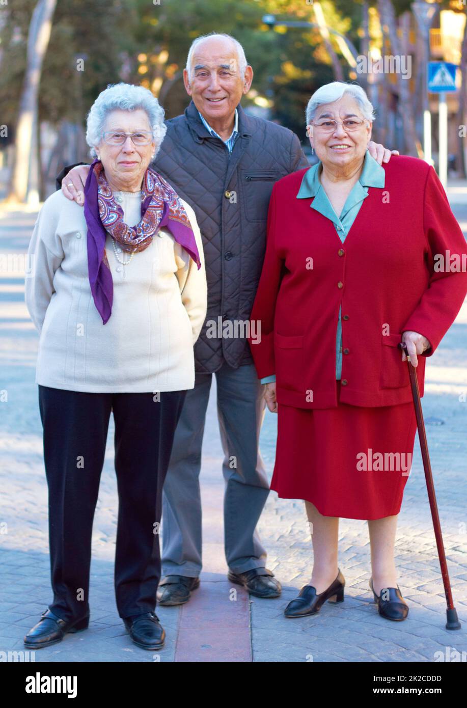 Anmutig älter werden. Porträt von drei älteren Menschen, die im Freien stehen. Stockfoto