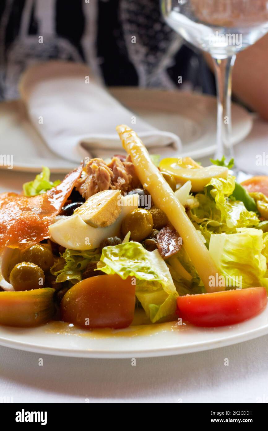 Etwas gesundes und frisches. Nahaufnahme von frisch gehacktem Salat auf einem Teller. Stockfoto