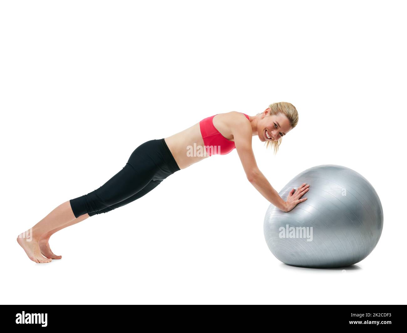 Aufgeben ist nicht in meinem Wortschatz. Studioaufnahme einer jungen Frau, die mit ihrem Übungsball trainiert. Stockfoto
