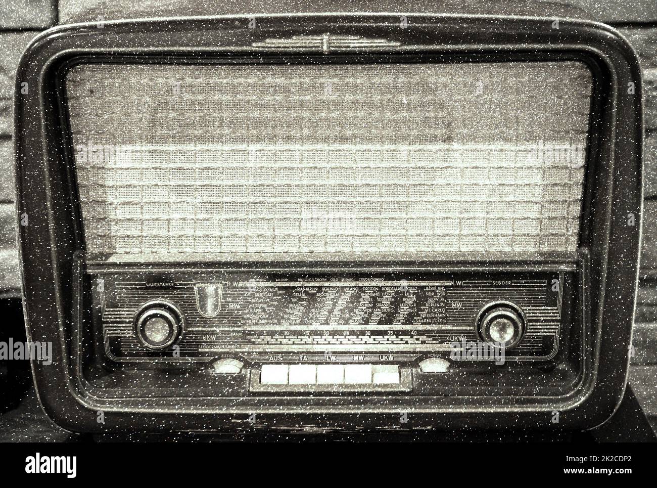 Ein alter Röhrenradio, UKW-Radioempfänger. Details eines Radios. Stockfoto