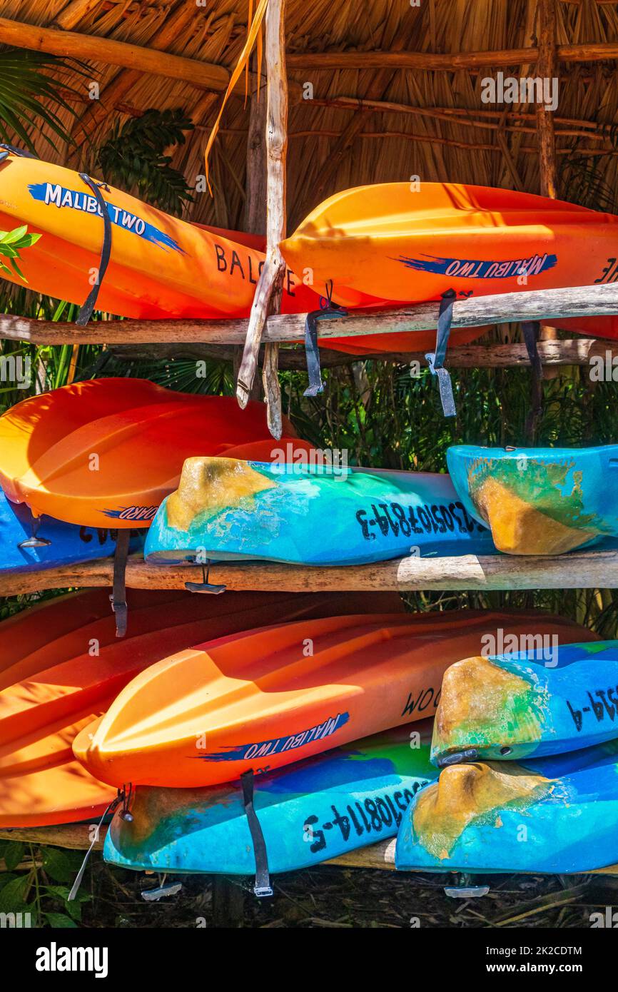 Orange-rote-blaue Kanus Muyil Lagoon Bootsfahrt in Mexiko. Stockfoto