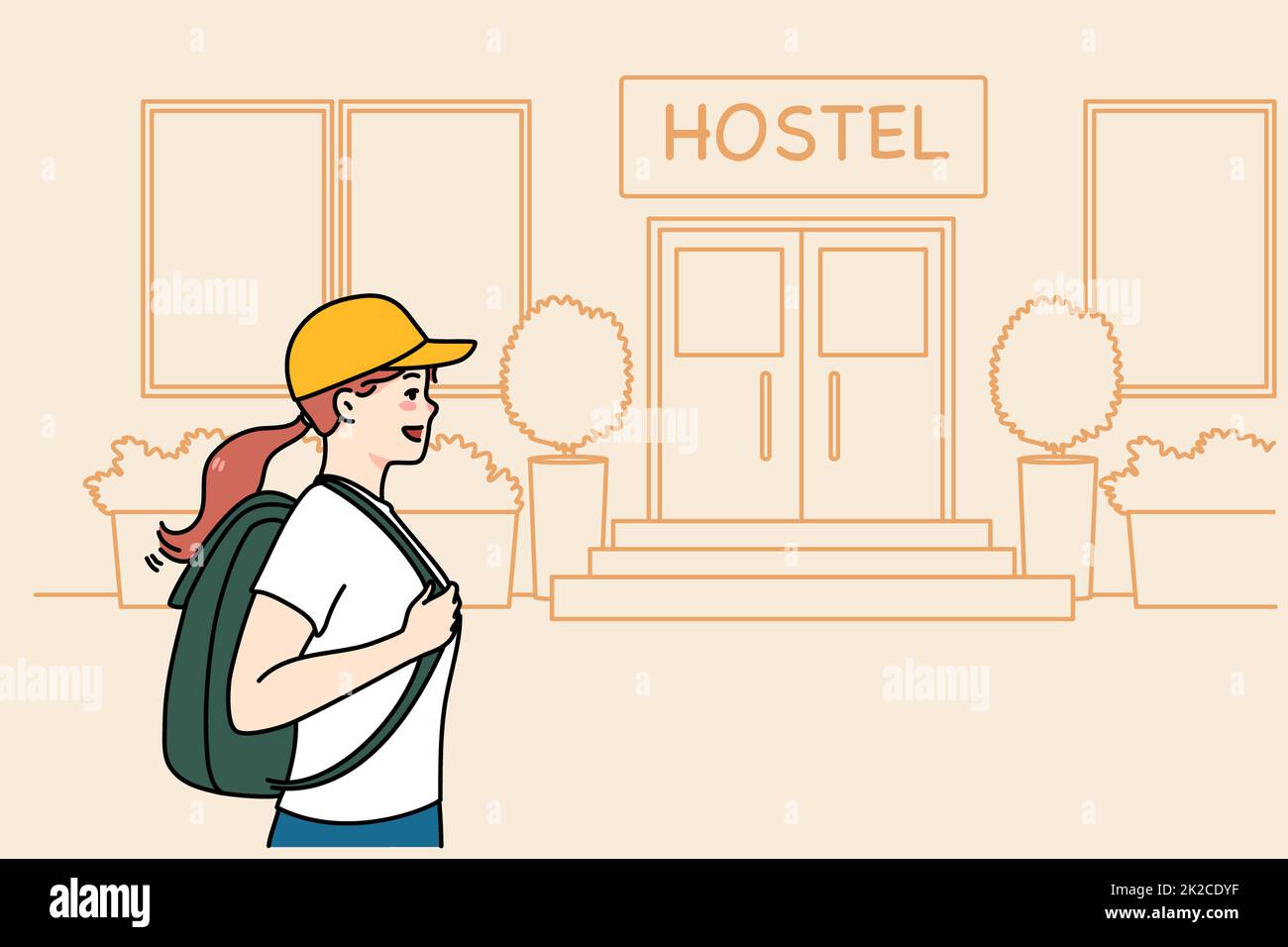 Eine glückliche Touristin mit einem Rucksack und einem gepflegten Eingang zur Herberge Stockfoto