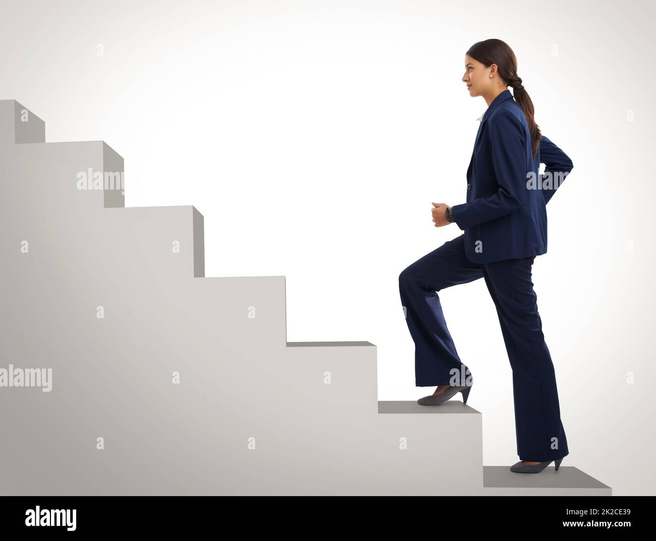 Sie wird nicht aufhören, aber sie kommt an die Spitze. Studioaufnahme einer motivierten Geschäftsfrau, die eine Treppe hochklettert. Stockfoto