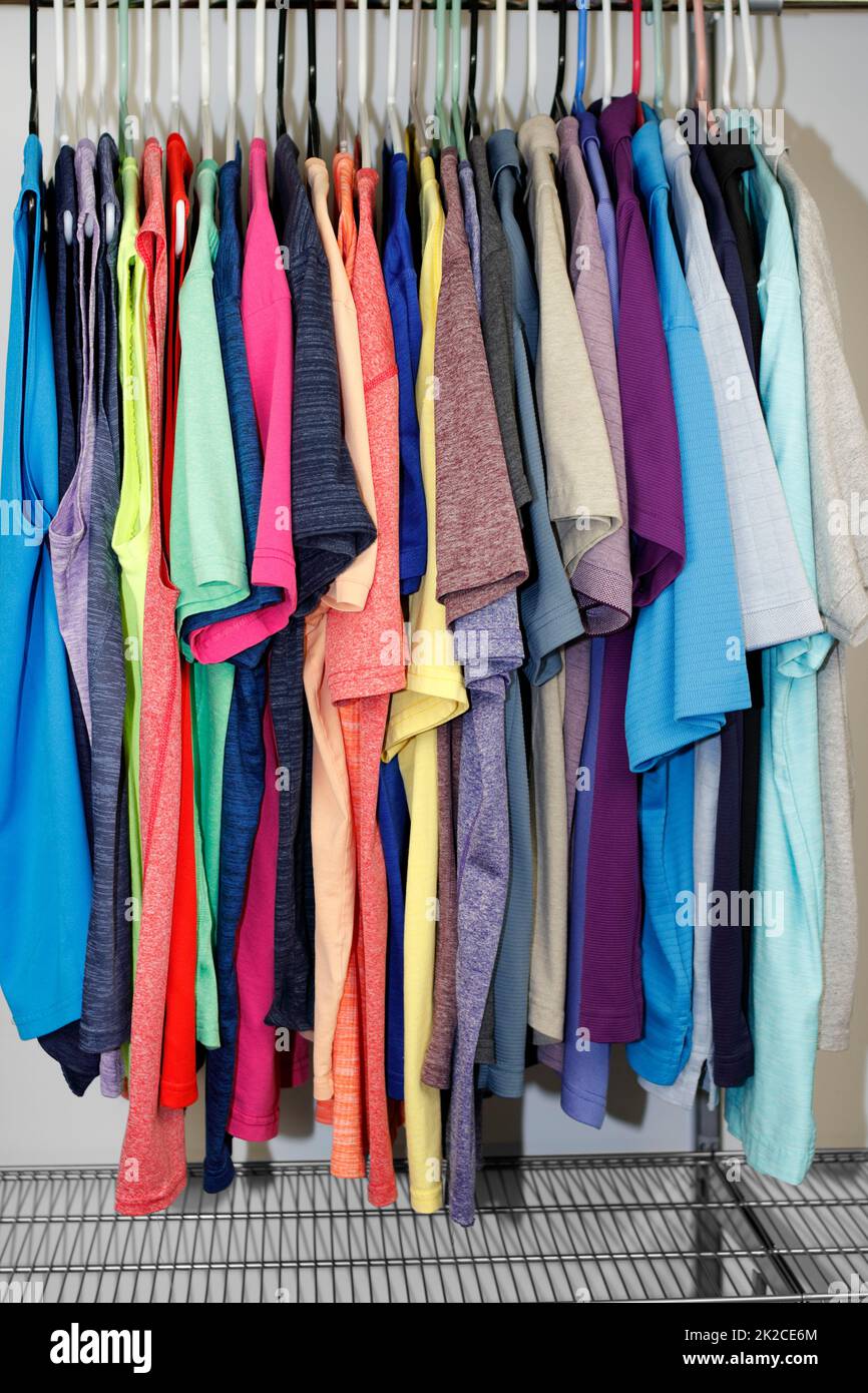 Eine Vielzahl ärmelloser Shirts, T-Shirts und Poloshirts von Menâ€™ Stockfoto