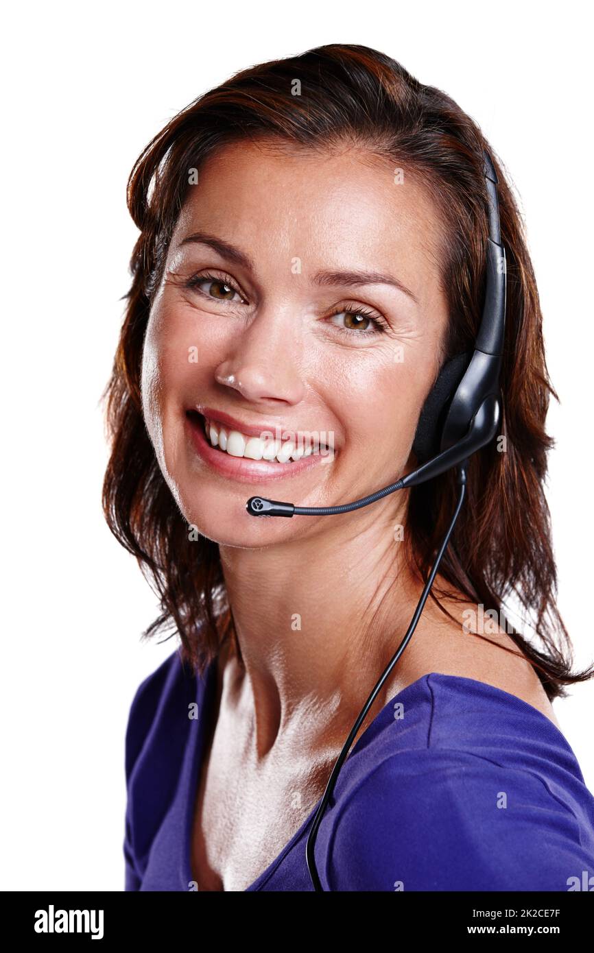 Mein Kundenservice lächelt. Studioporträt einer Frau Mitte 30s, die ein Headset trägt und die Kamera weit anlächelt. Stockfoto