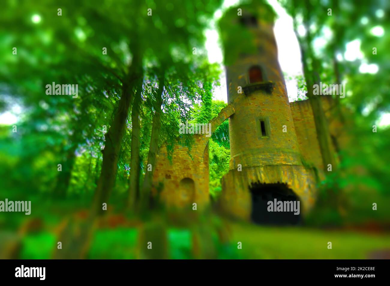 Turm im Wald in Tunnelsicht Stockfoto