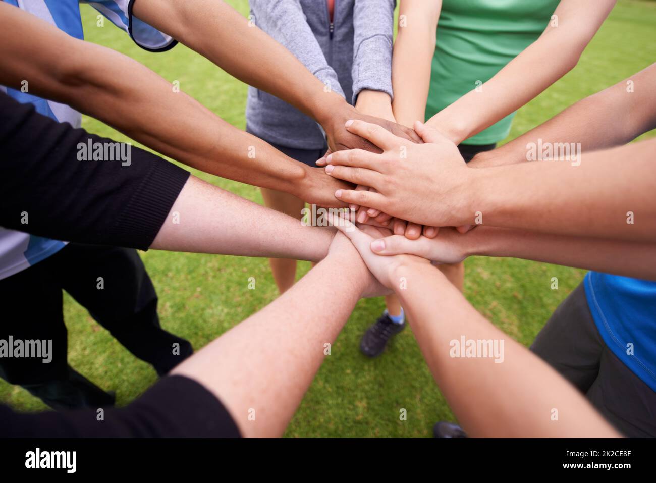 Auf drei. Zugeschnittene Aufnahme einer Sportmannschaft mit den Händen in einem Gefalle. Stockfoto