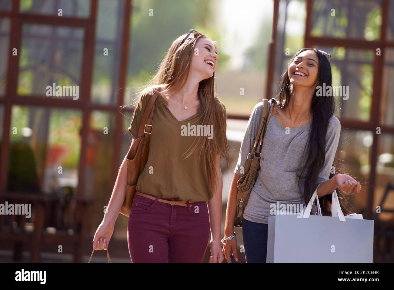 Es ist ein toller Tag zum Shoppen. Zwei attraktive junge Frau mit ihren Einkaufstaschen nach einem Tag der Verkaufstherapie. Stockfoto