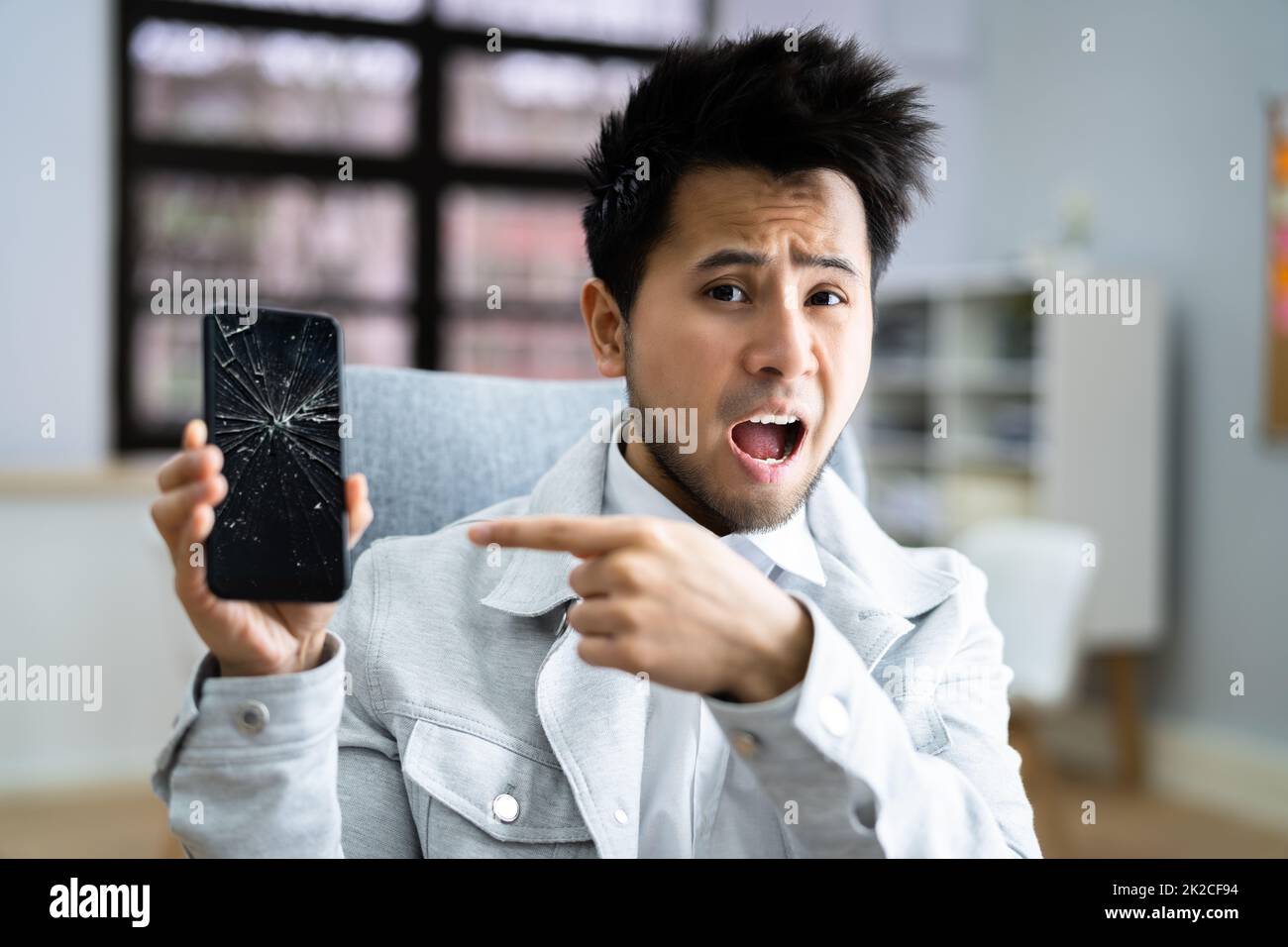 Defekter, Gesprungener Mobiltelefonbildschirm Stockfoto