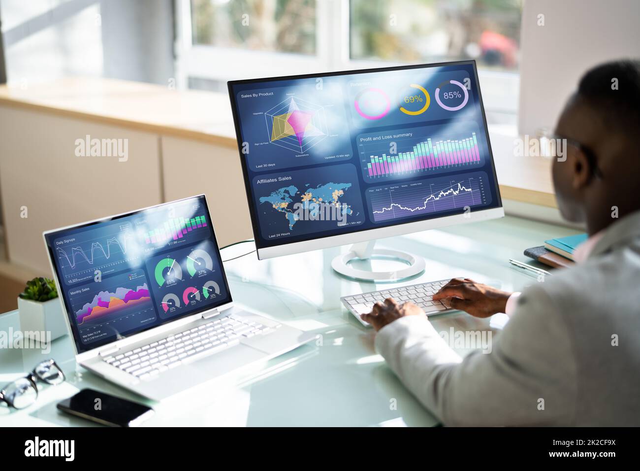 Afroamerikanischer Business Data Analyst Man Stockfoto