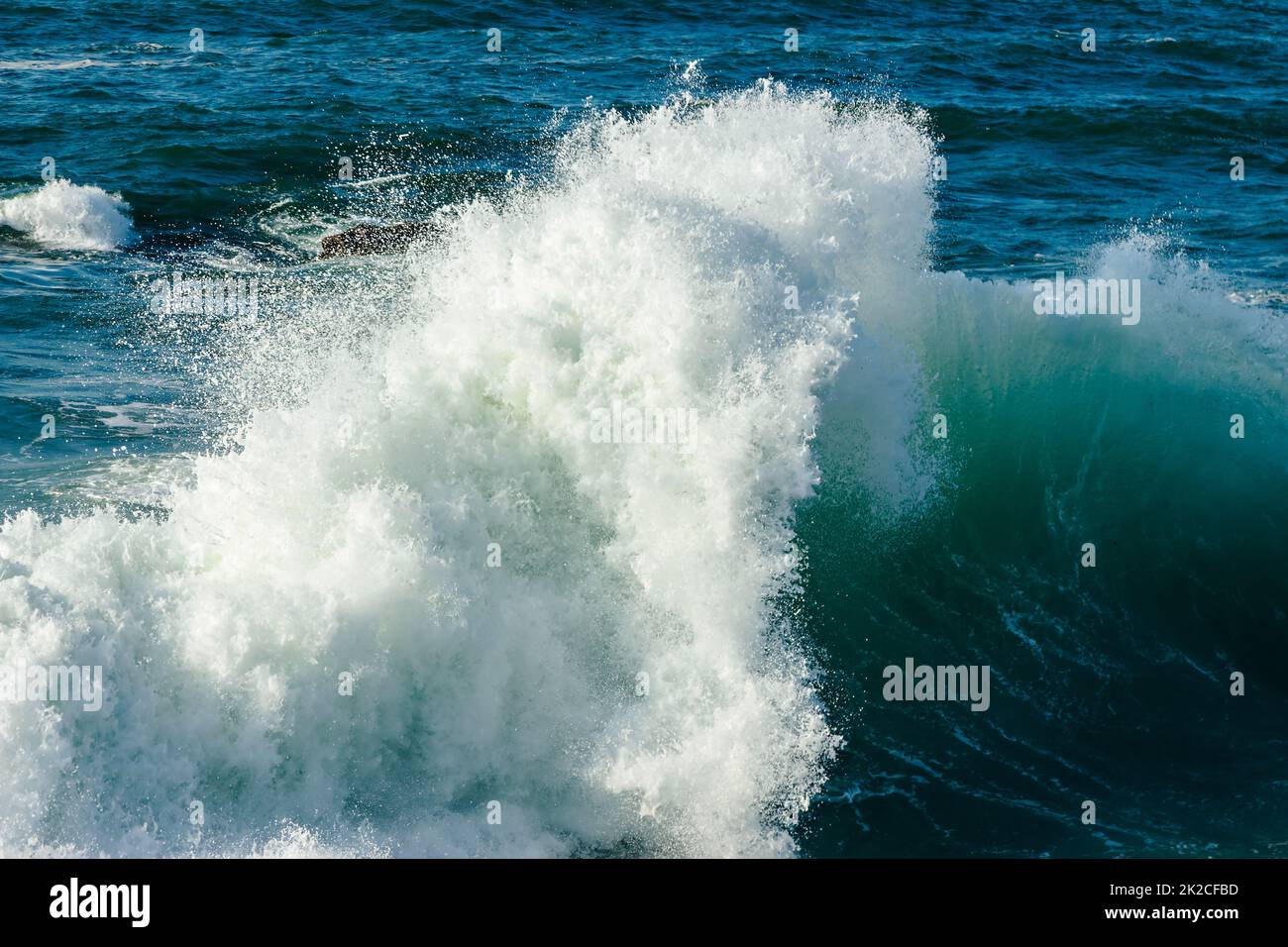 Wellen brechen im Meer. Stockfoto
