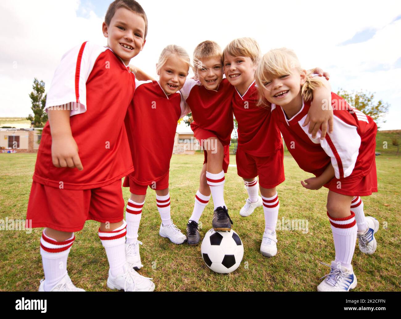 Kinder wollen einfach nur Viel Spaß. Aufnahme einer Kinderfußballmannschaft. Stockfoto