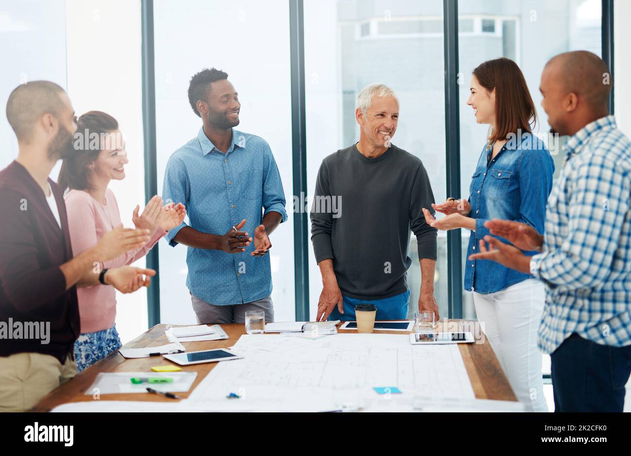 Arbeiten Sie zusammen, um Ihre Träume zu entwerfen. Ausgeschnittene Aufnahme einer Gruppe von Architekten im Sitzungssaal. Stockfoto