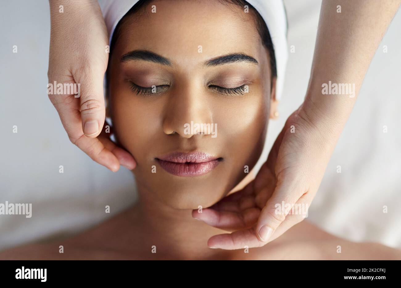 Wir geben allen unseren Kunden die besondere Behandlung. Aufnahme einer jungen Frau, die in einem Spa eine Gesichtsbehandlung erhält. Stockfoto