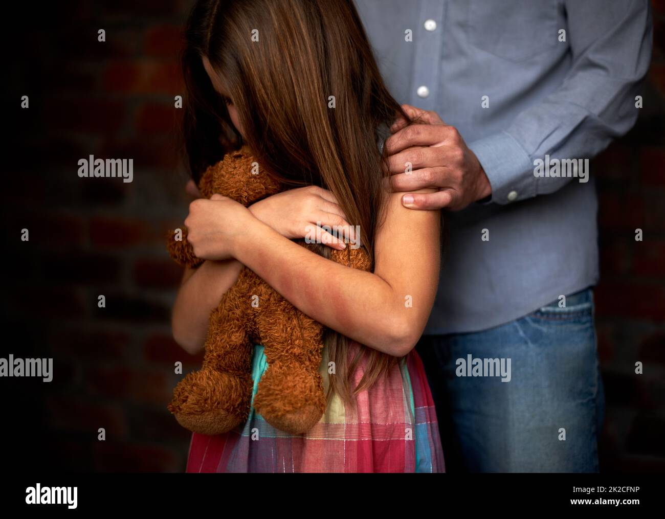 Unschuld verloren. Missbraucht kleines Mädchen mit ihrem Abnutzer, der ihre Schulter ergreift. Stockfoto