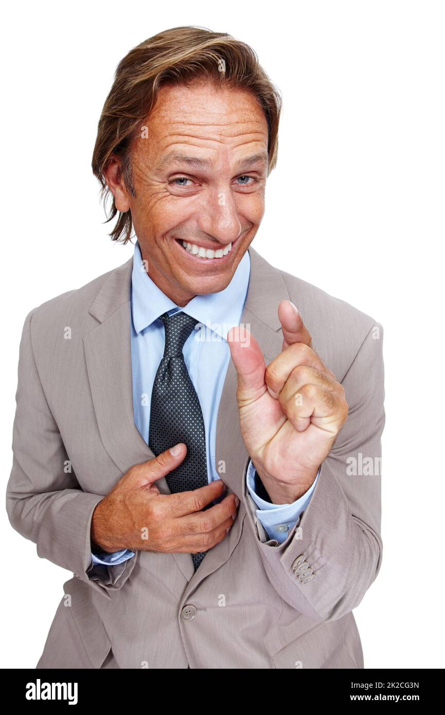 Nur ein Scherz. Ein isoliertes Porträt eines Geschäftsmannes, das mit seiner Hand humorvoll die Größe angibt. Stockfoto