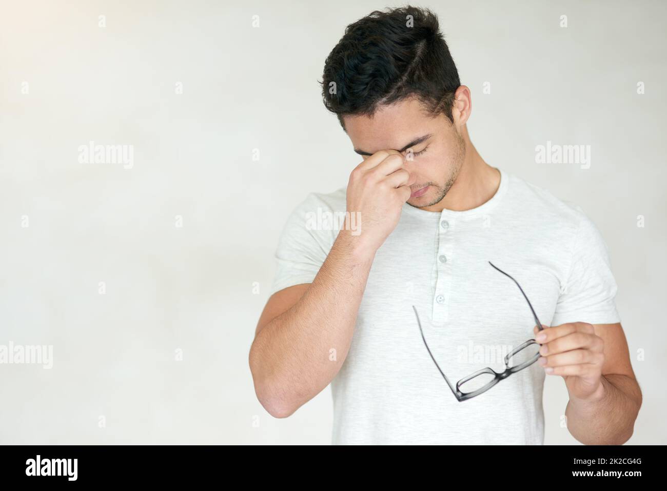 Das ist so nicht cool. Studioaufnahme eines jungen Mannes, der vor einem hellen Hintergrund gestresst aussieht. Stockfoto