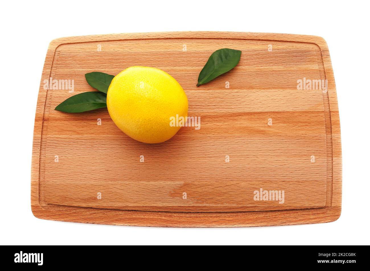Ein Paar Limetten und eine Zitrone warten darauf, an einem abgenutzten Metzgerblo geschnitten zu werden Stockfoto