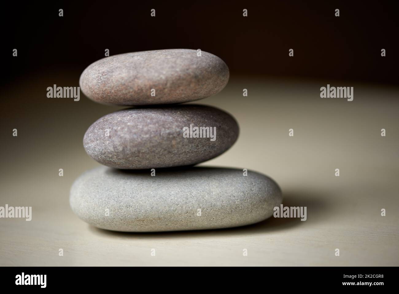 Zen-Balance. Drei Steine übereinander bei natürlichem Licht ausbalanciert. Stockfoto