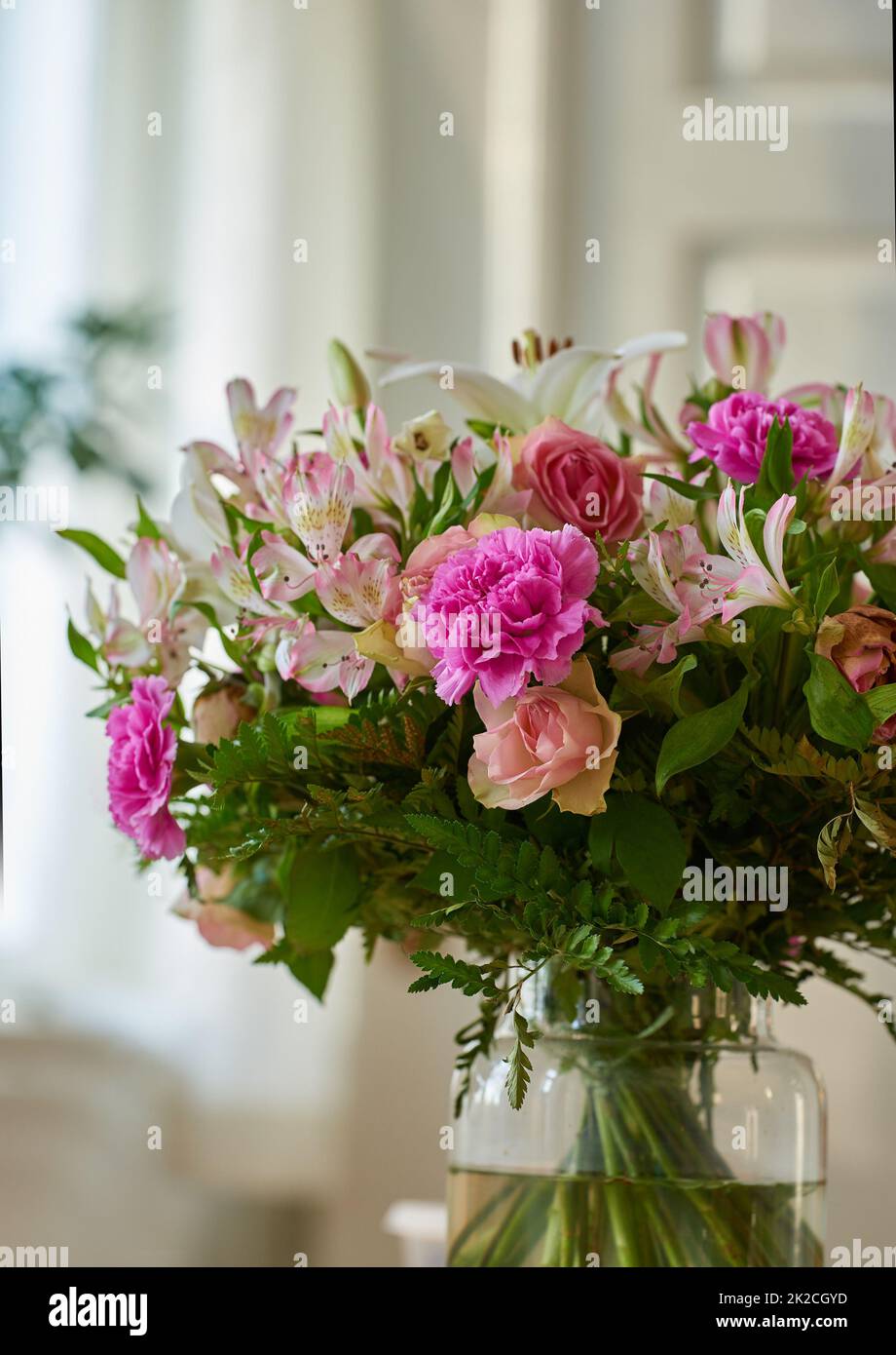 Schöner Blumenstrauß. Bouquet mit verschiedenen Arten von Blumen. Stockfoto