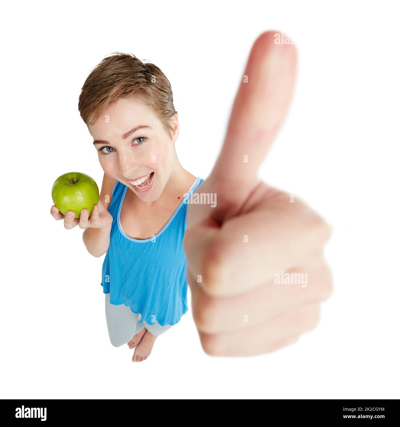 Sagen Sie ja zu gesunder Ernährung. Aufnahme einer jungen Frau, die vor weißem Hintergrund einen Apfel isst. Stockfoto