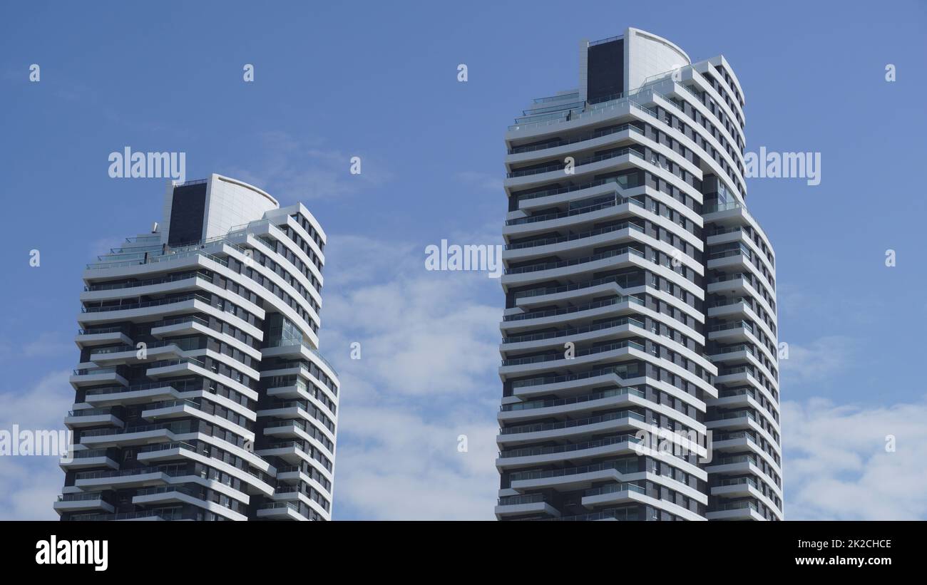 Hohes Apartmentgebäude vor blauem Himmel. Modernes, luxuriöses Apartmentgebäude mit blauem Himmel im Hintergrund. Israel Stockfoto