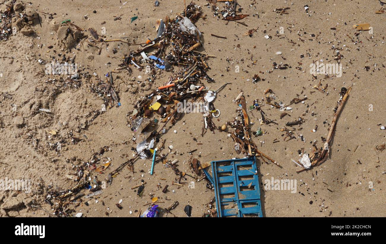 Verschmutzung - Müll am Strand, Umweltverschmutzung. Schmutziger Strand in der Nähe voller Müll ohne Leute. Stockfoto