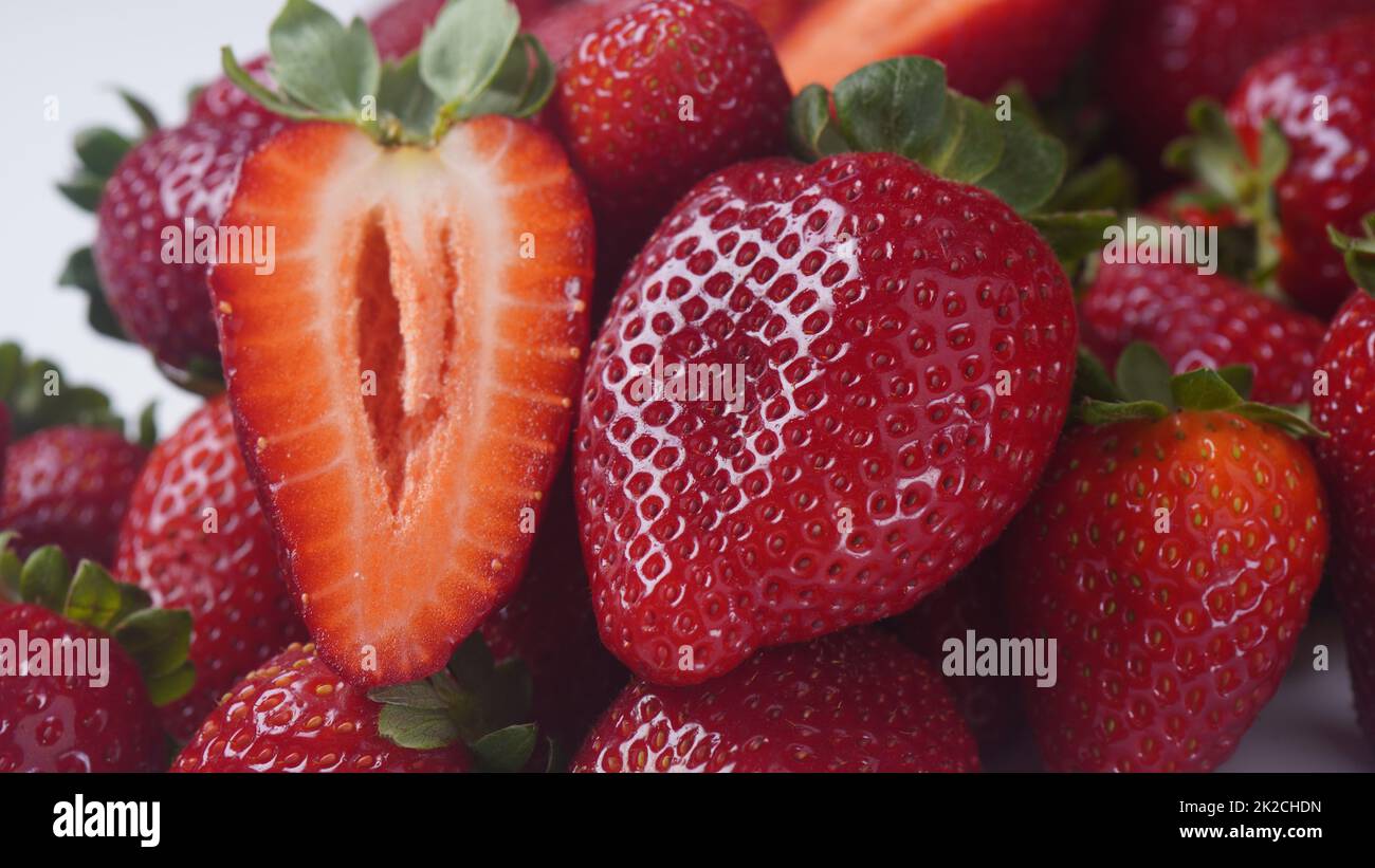 Erdbeere frische Bio-Früchte. Erdbeeren mit Blättern auf weißem Hintergrund. Stockfoto